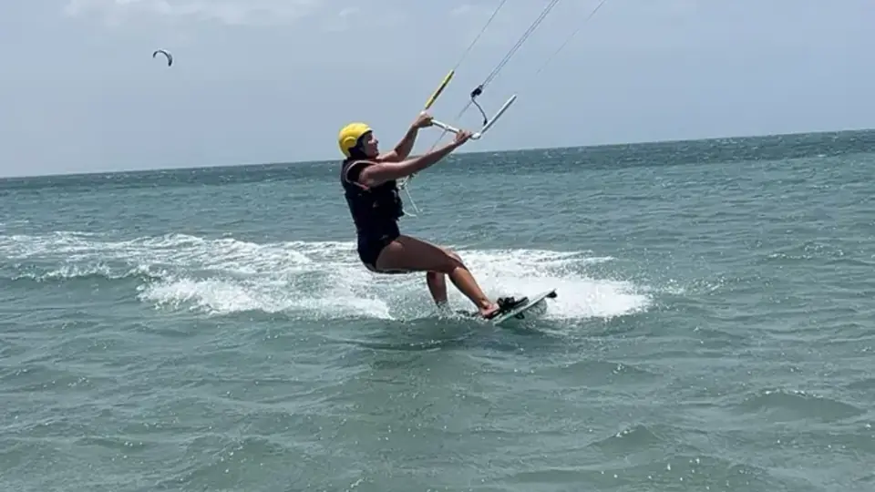 Anfänger übt mit einem Board während eines Kitesurfkurses