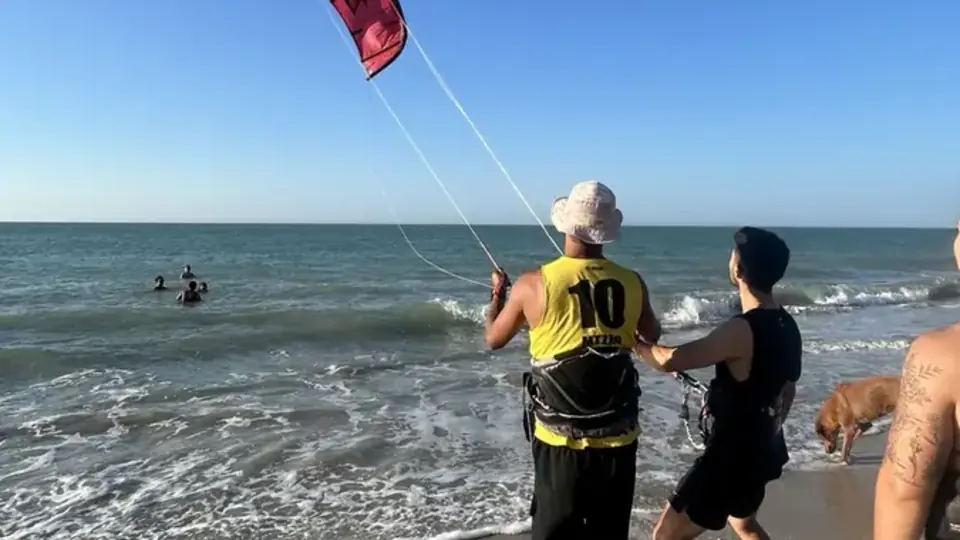 KiteAdventure-Schüler übt Kitekontrolle im flachen Wasser von Mayapo