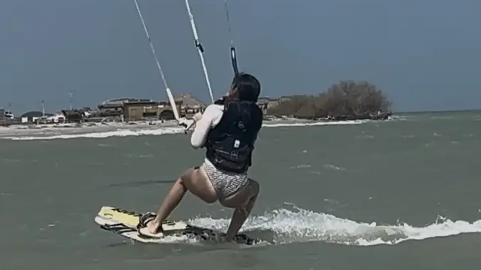 Kitesurfschüler bei einer ersten Fahrt in Mayapo, La Guajira