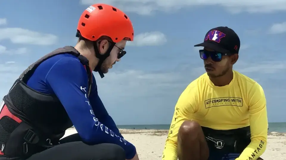 IKO-zertifizierter Trainer erklärt die Sicherheitsausrüstung am Strand von Mayapo