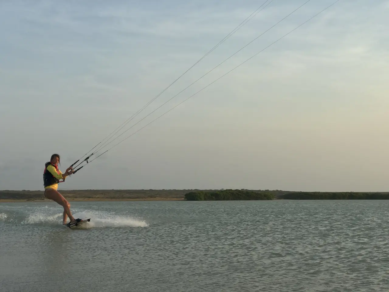 KiteAdventure-Schülerin übt das Fahren auf flachem Wasser in Mayapo