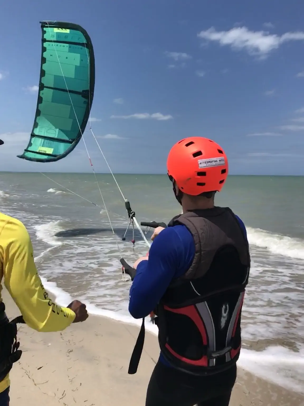 Anfänger übt die Kitesteuerung mit einem KiteAdventure-Trainer in Mayapo
